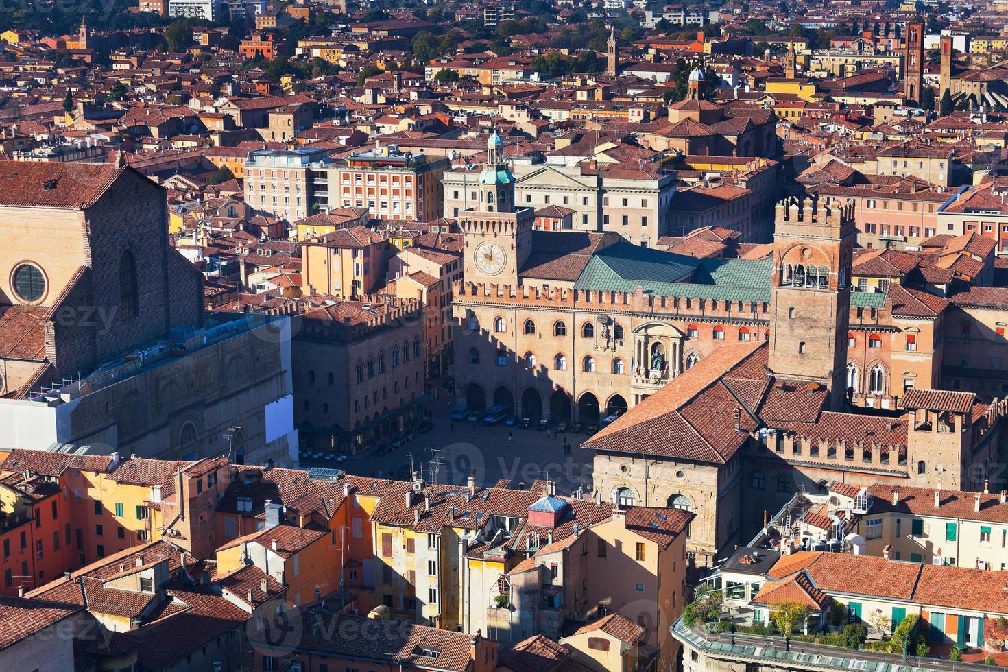 antenne visie Aan piazza maggiore van asinelli toren in bologna foto