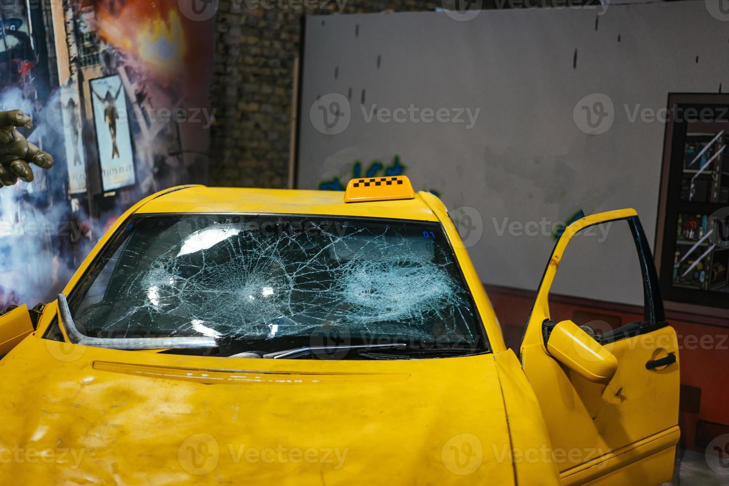 dichtbij omhoog van een geel auto glas schade veroorzaakt door ongeluk. foto