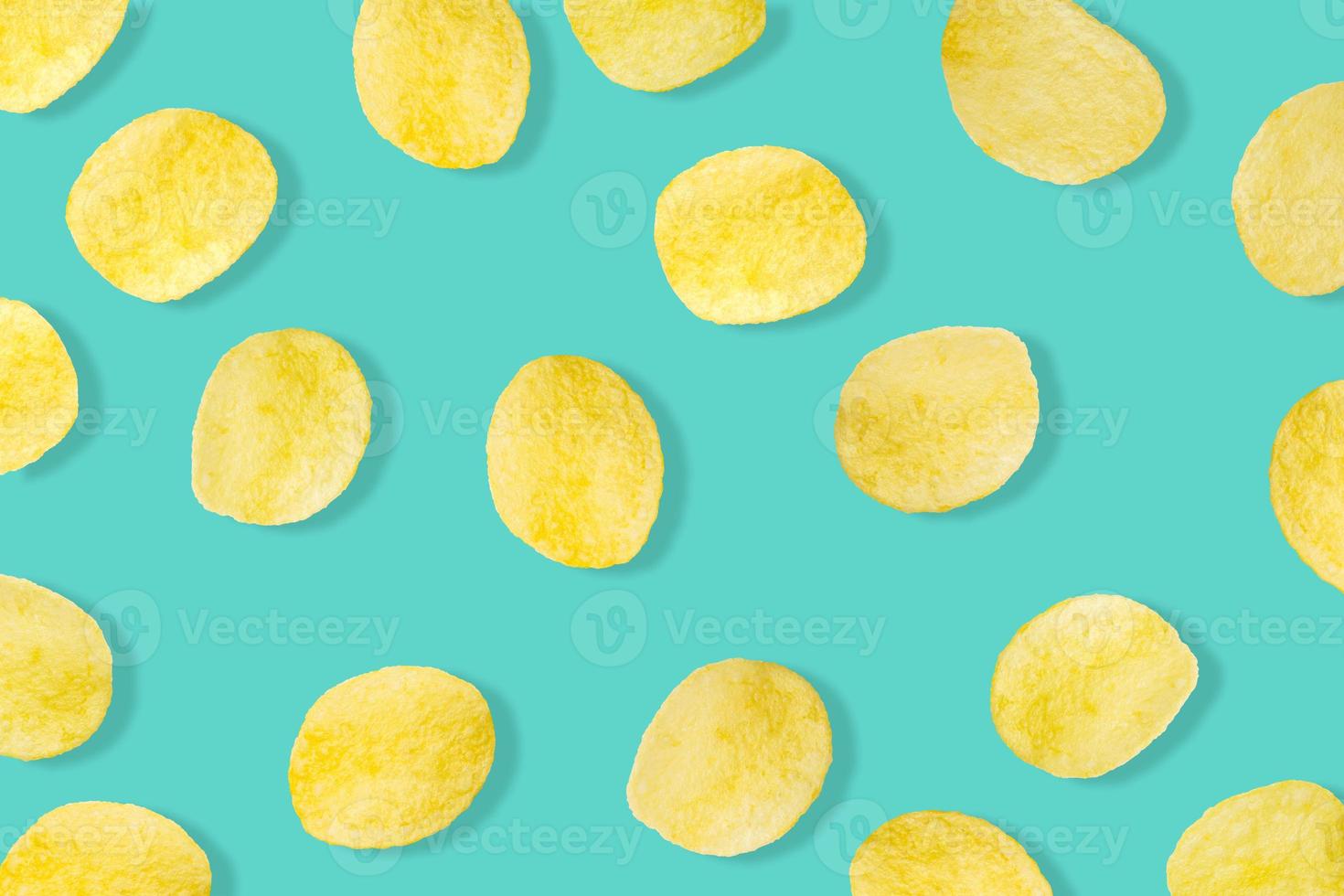 aardappel chips patroon Aan pastel blauw achtergrond top visie vlak leggen foto