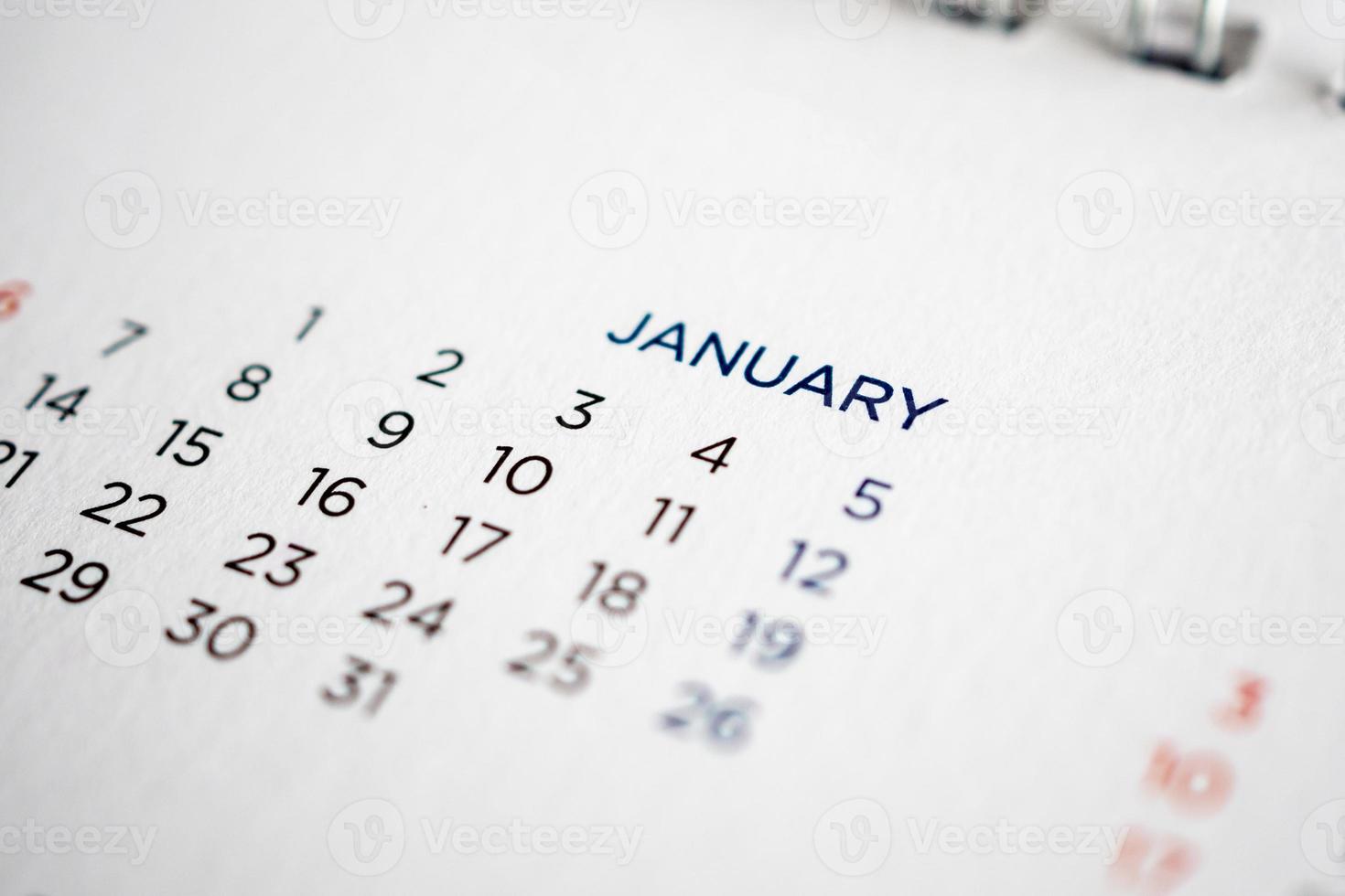 januari kalender bladzijde met maanden en datums foto