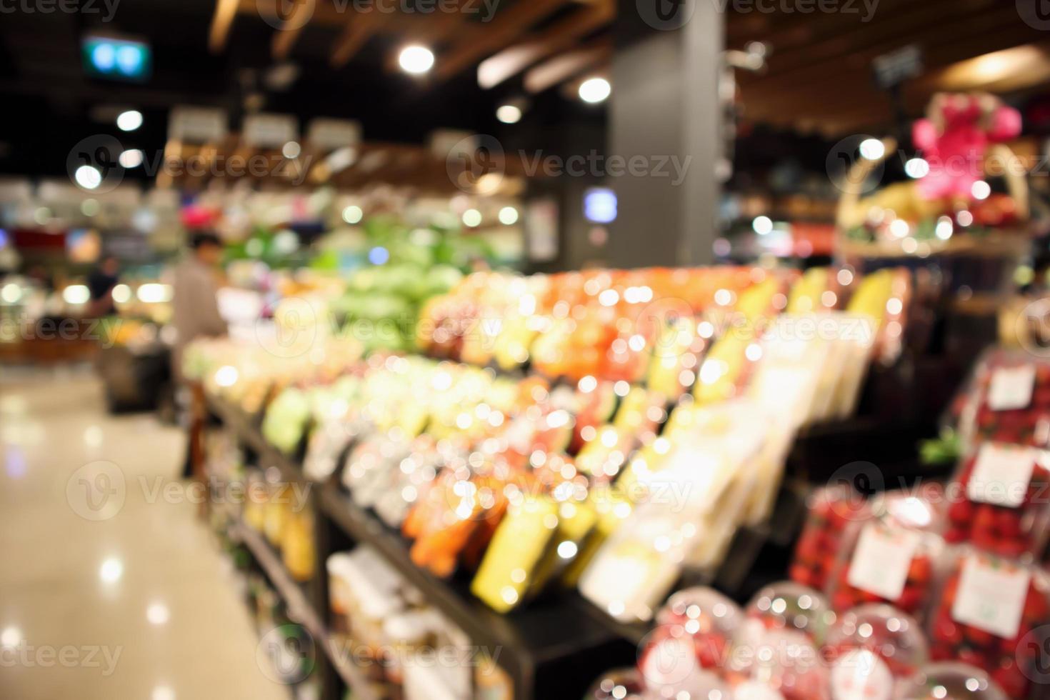 abstract vervagen biologische verse groenten en fruit op de schappen van de supermarkt in de supermarkt intreepupil bokeh lichte achtergrond foto