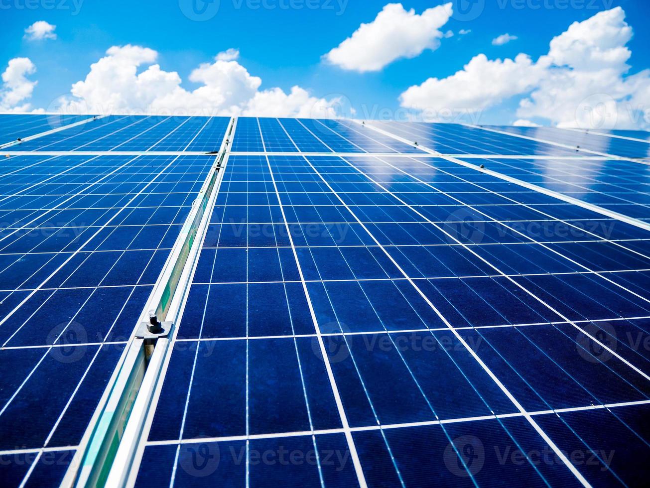 zonnepanelen met blauwe lucht en wolken foto