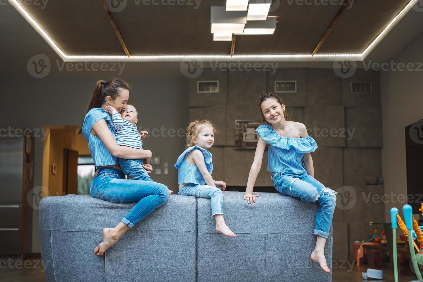 mama, twee dochters en een weinig zoon Aan de bankstel foto