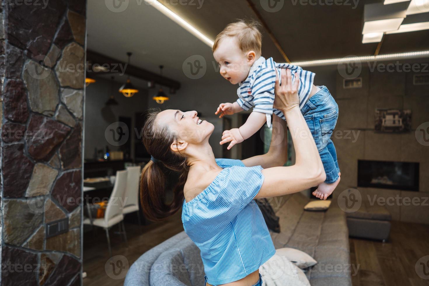 mam en de weinig zoon zijn hebben pret foto