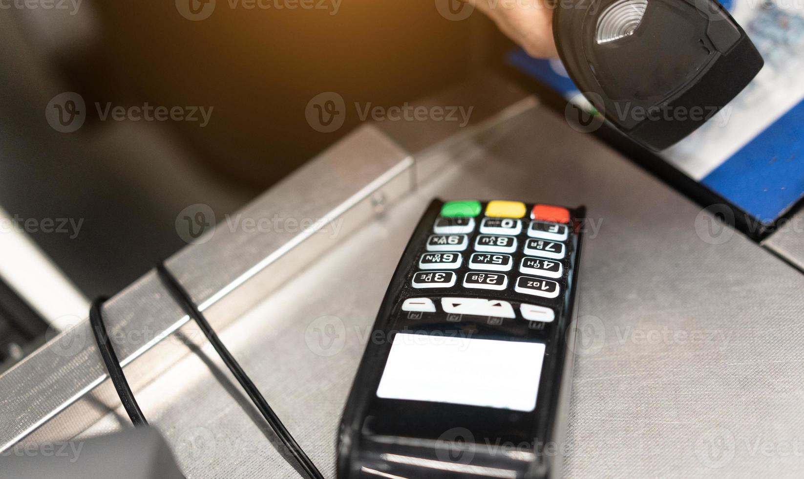 pos terminal in de winkel. klaar voor werk foto