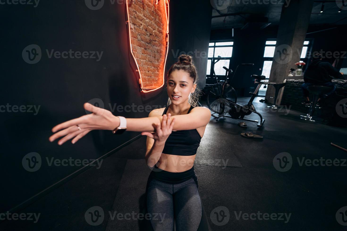 geschiktheid vrouw uitrekken aan het doen pilates strekt zich uit opdrachten foto