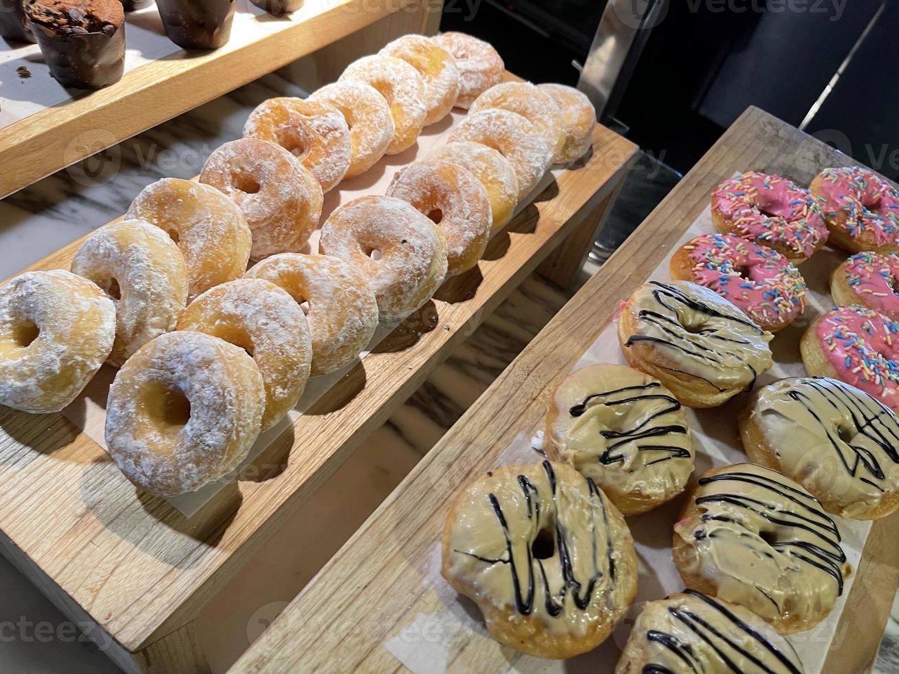 lijnen van vers heerlijk donuts Aan bakkerij winkel, smakelijk meerdere donuts, selectief focus donuts foto