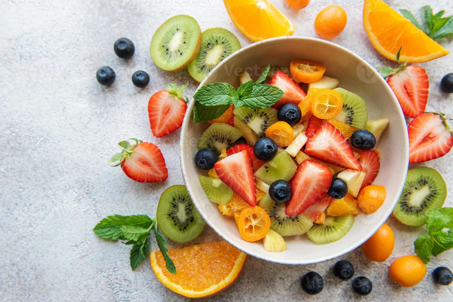 gezonde verse fruitsalade in een kom foto