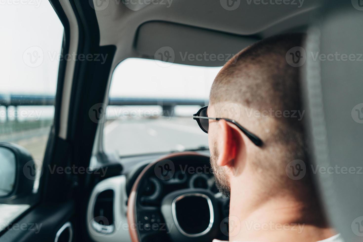 de Mens in de auto op reis Aan de weg foto