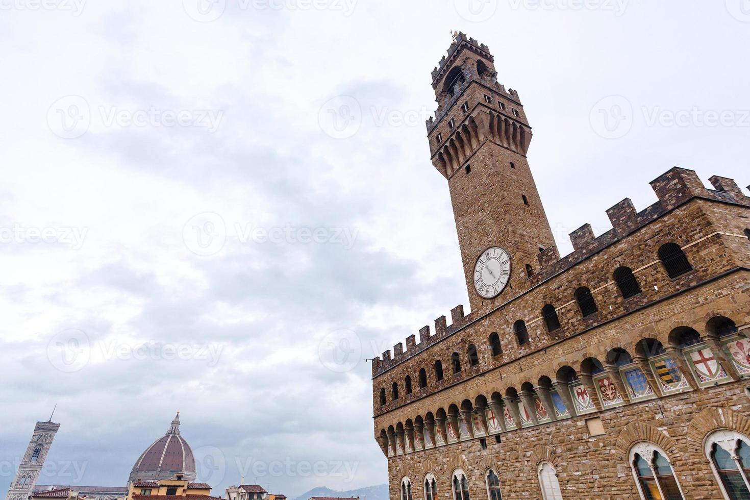 palazzo vecchio en kathedraal koepel in regen foto