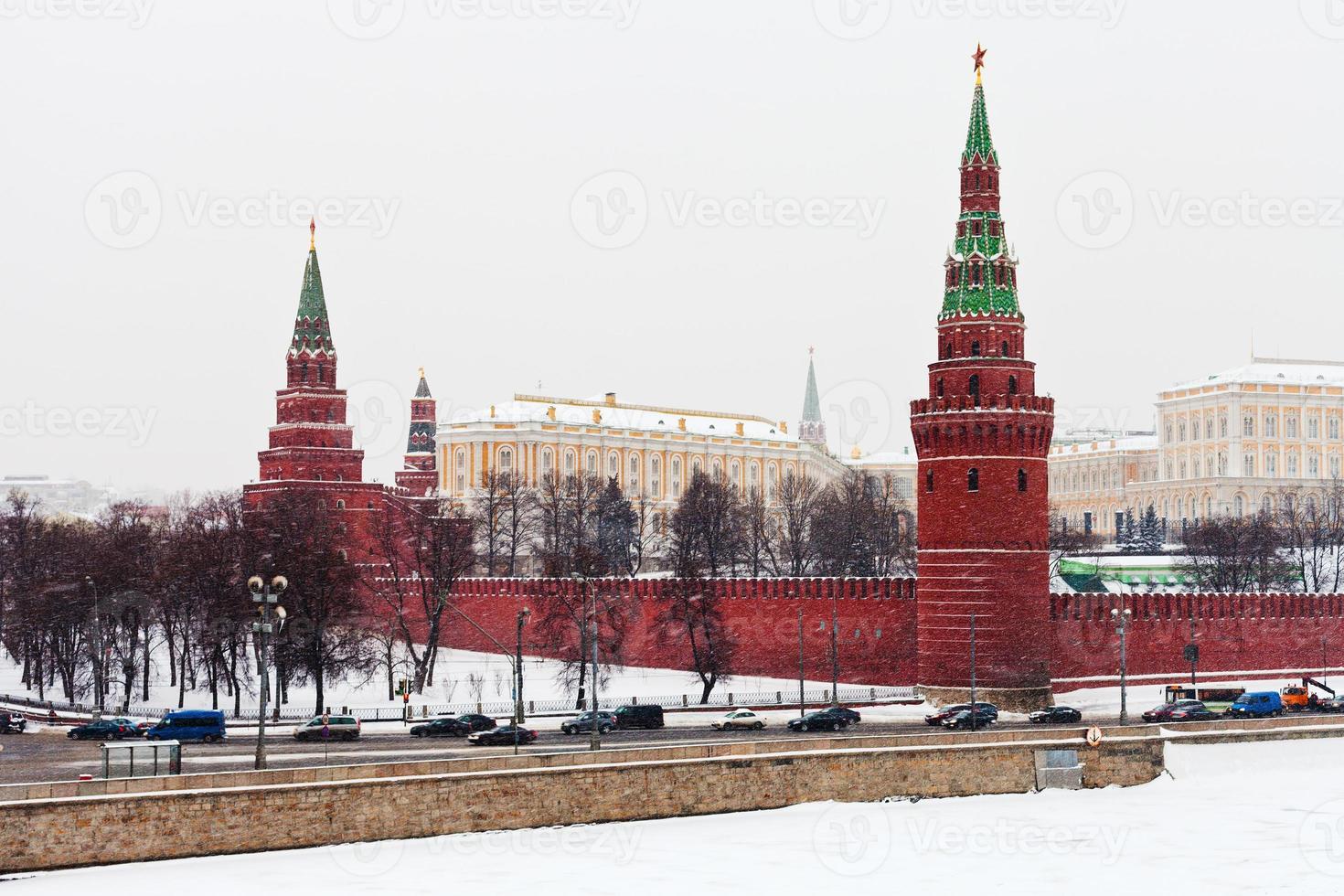 visie van het kremlin in winter sneeuwen dag foto