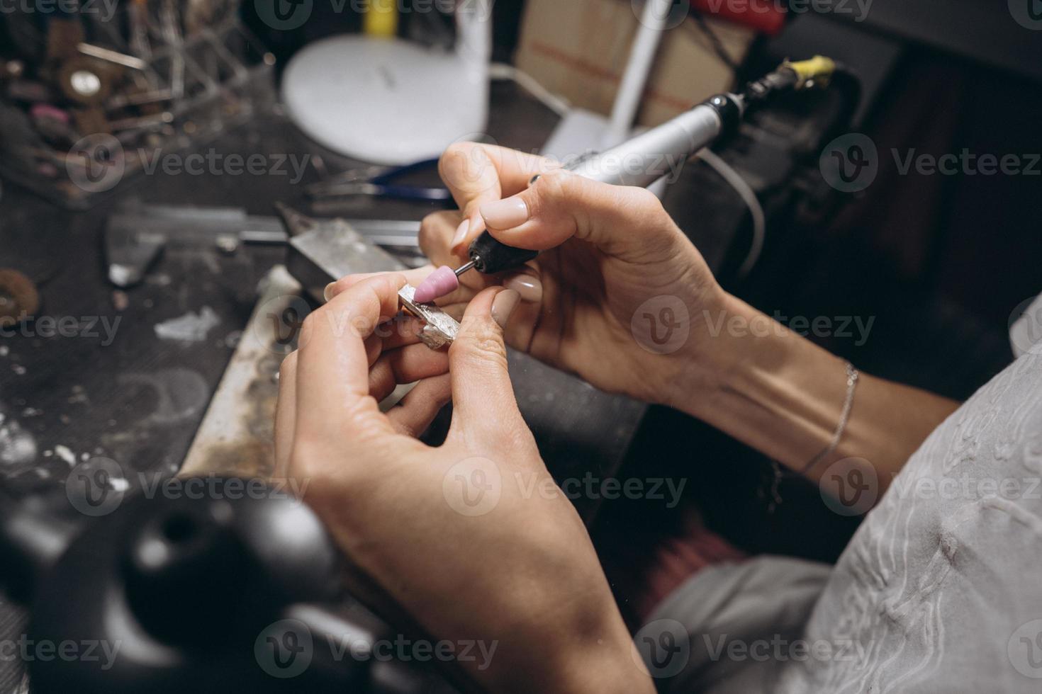 de meester processen de waardevol metaal in de huis werkplaats foto