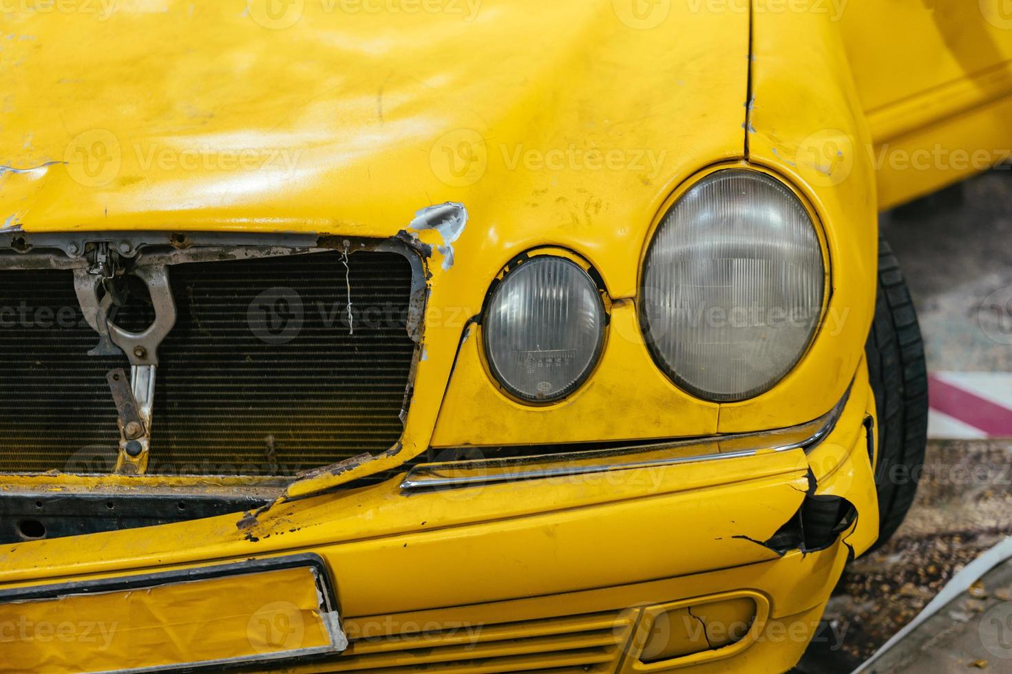 dichtbij omhoog van een geel auto glas schade veroorzaakt door ongeluk. foto