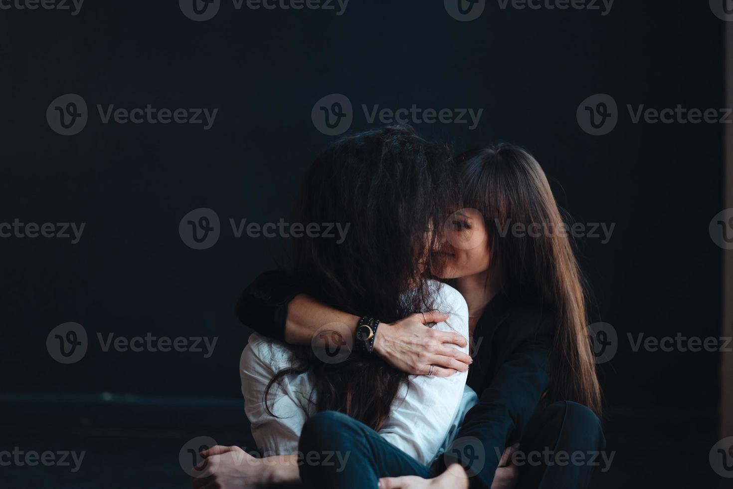 twee meisjes in elk die van anderen inschrijving omarmt foto