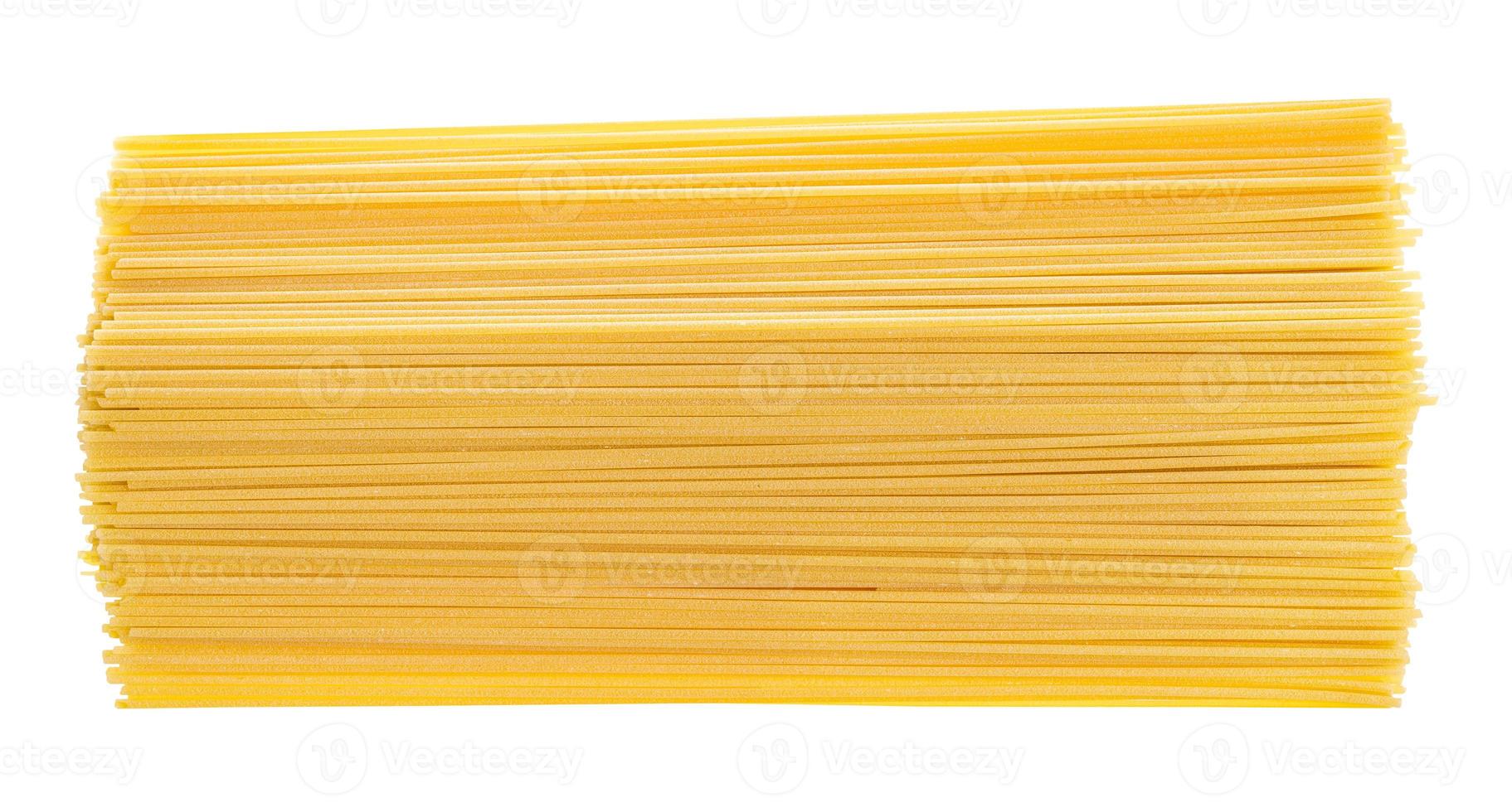 hoop van Italiaans droog spaghetti geïsoleerd Aan wit foto