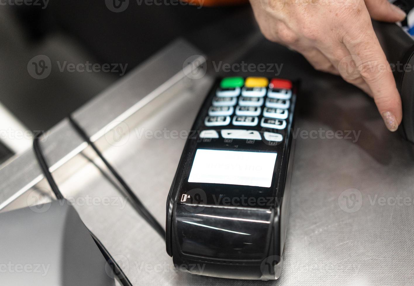 pos terminal in de winkel. klaar voor werk foto