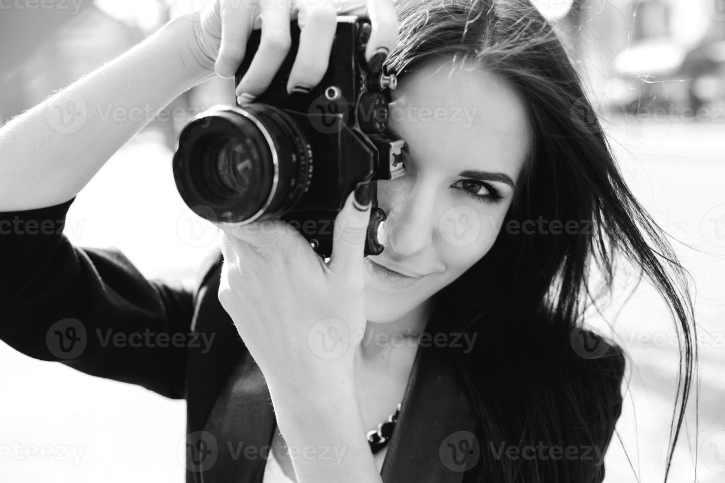 mooi vrouw fotograaf poseren met camera foto