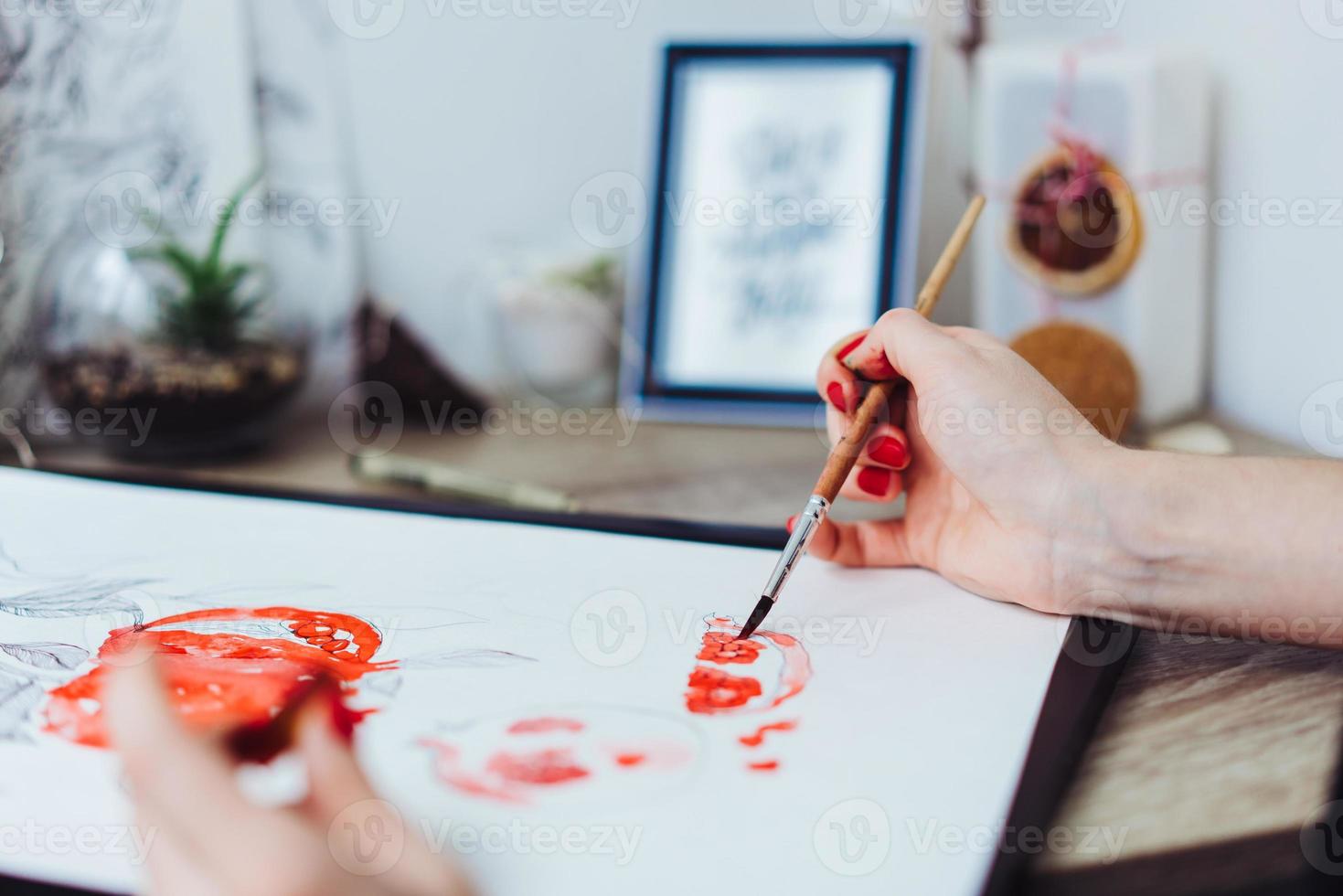 jong vrouw schilderij met waterverf verven foto