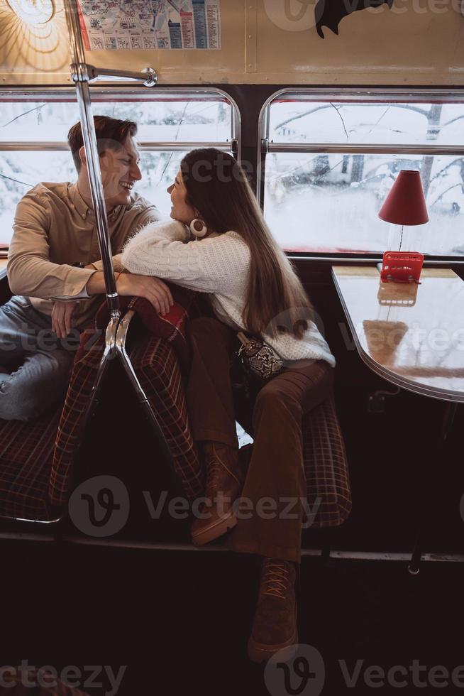 liefhebbend jong paar in winter tijd zittend in een cafe foto