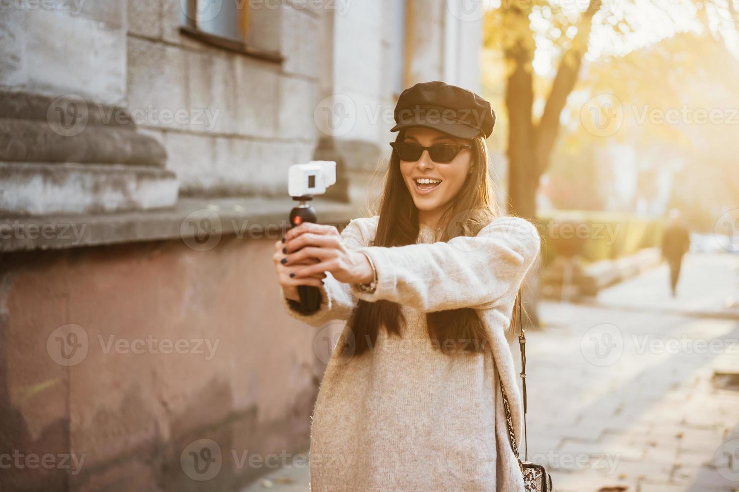 schattig, jong meisje maakt selfie en poseren Aan camera. foto