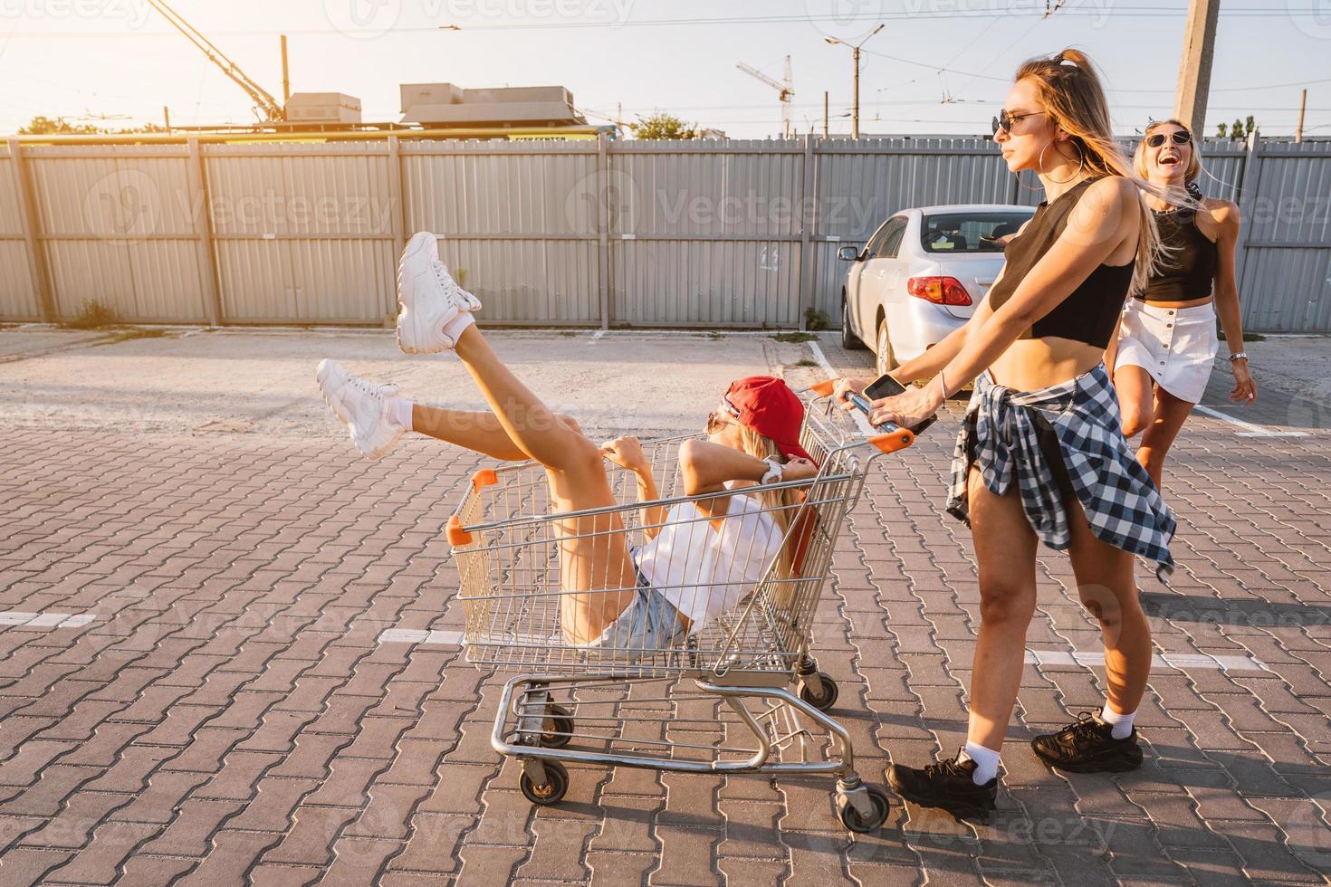 de meisje draagt haar vriend in een mand foto