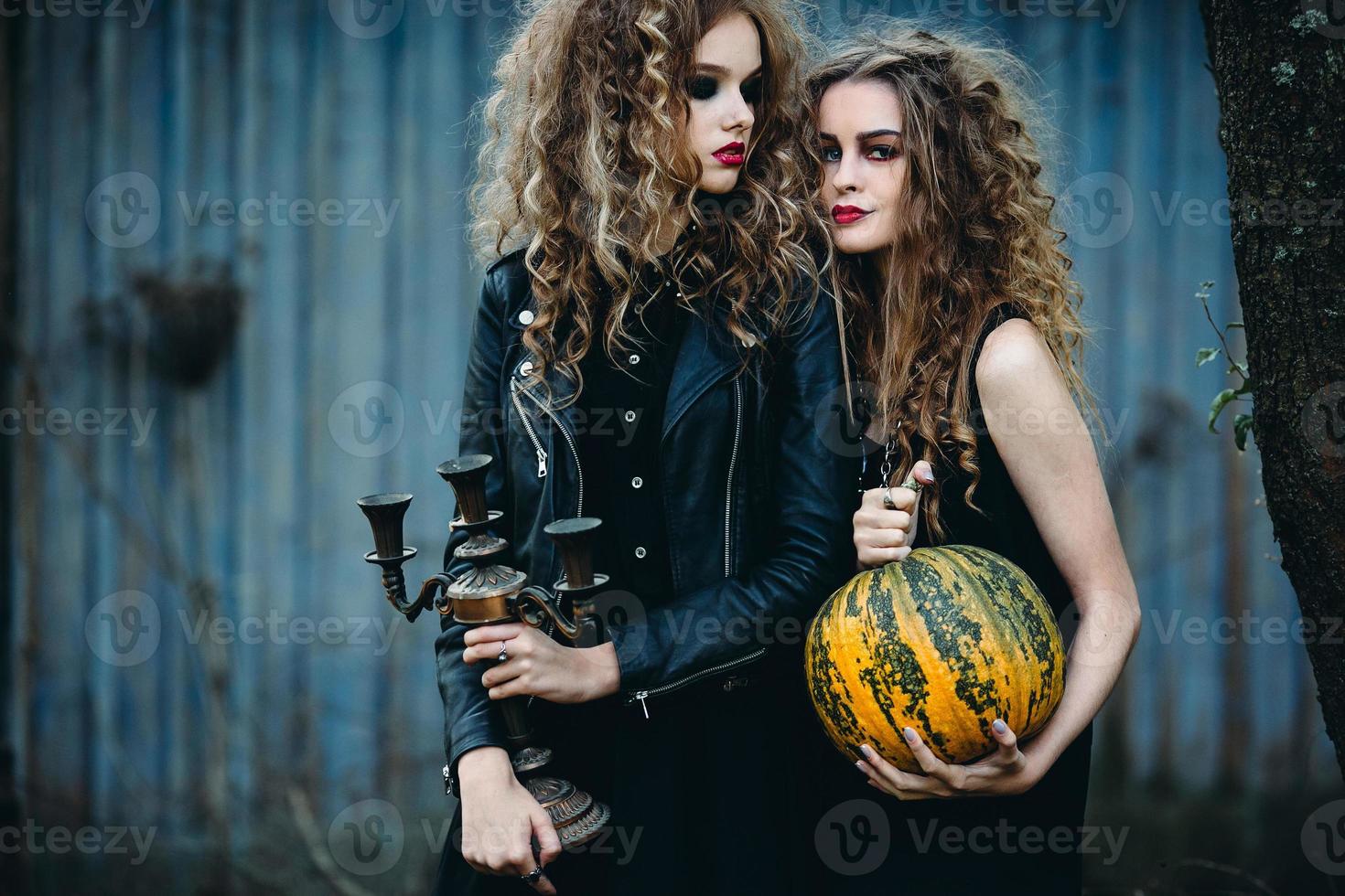 twee vintage vrouwen als heksen foto