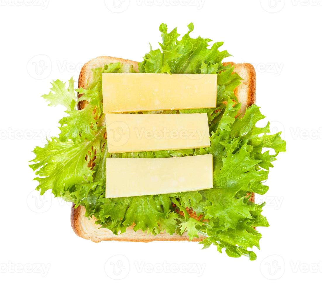 Open belegd broodje met geroosterd brood, kaas en blad sla foto