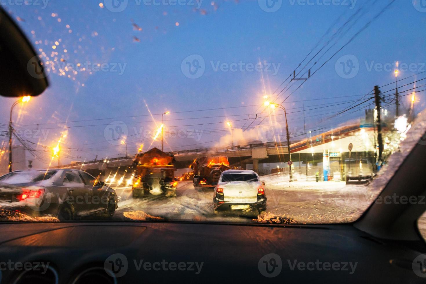 visie van auto's en straat schoonmaak machine in winter foto