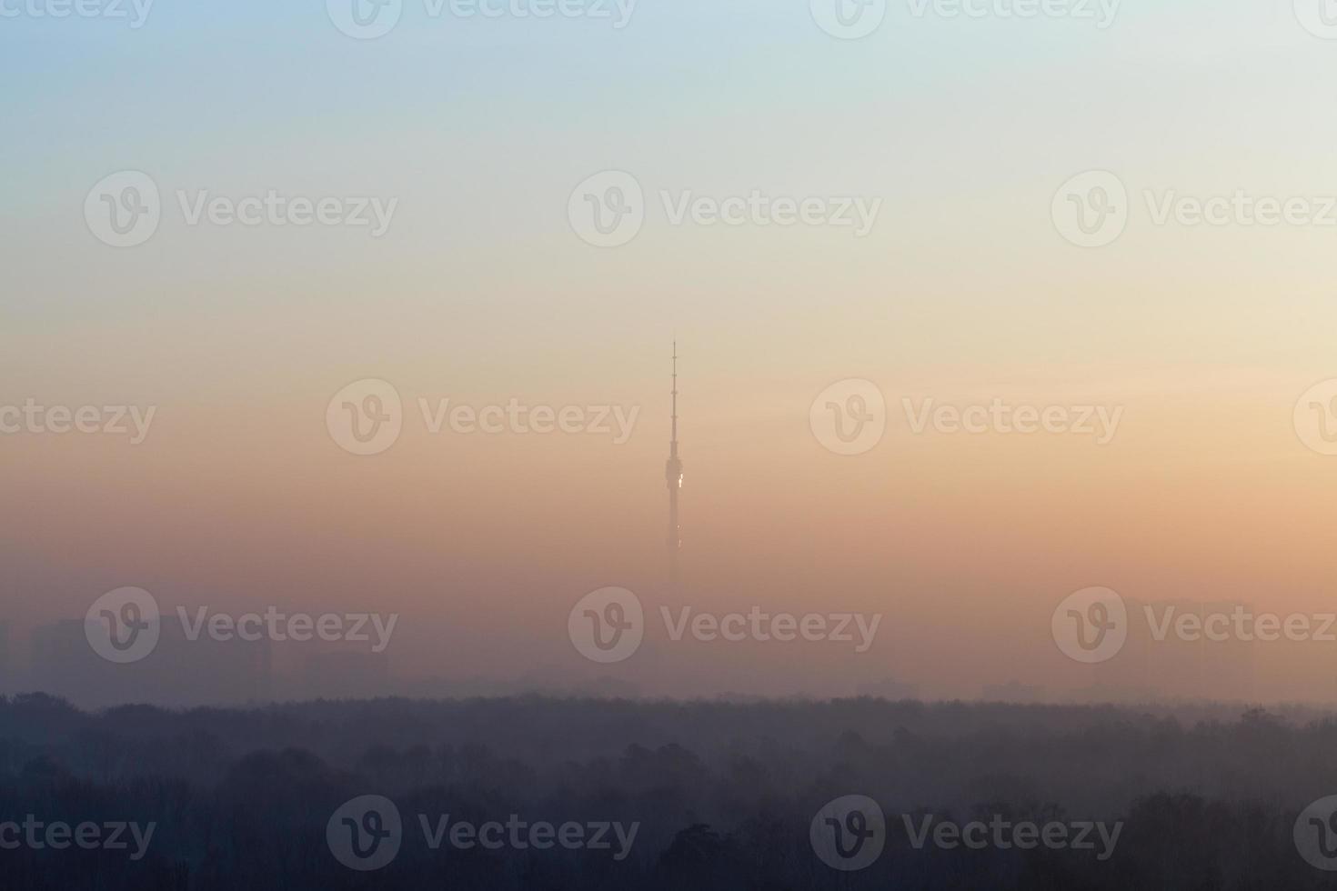 mist over- stad Bij verkoudheid herfst dageraad foto