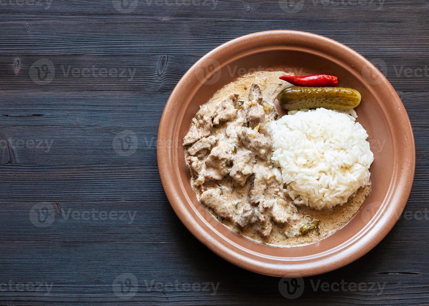 deel van rundvlees stroganoff Aan donker tafel foto