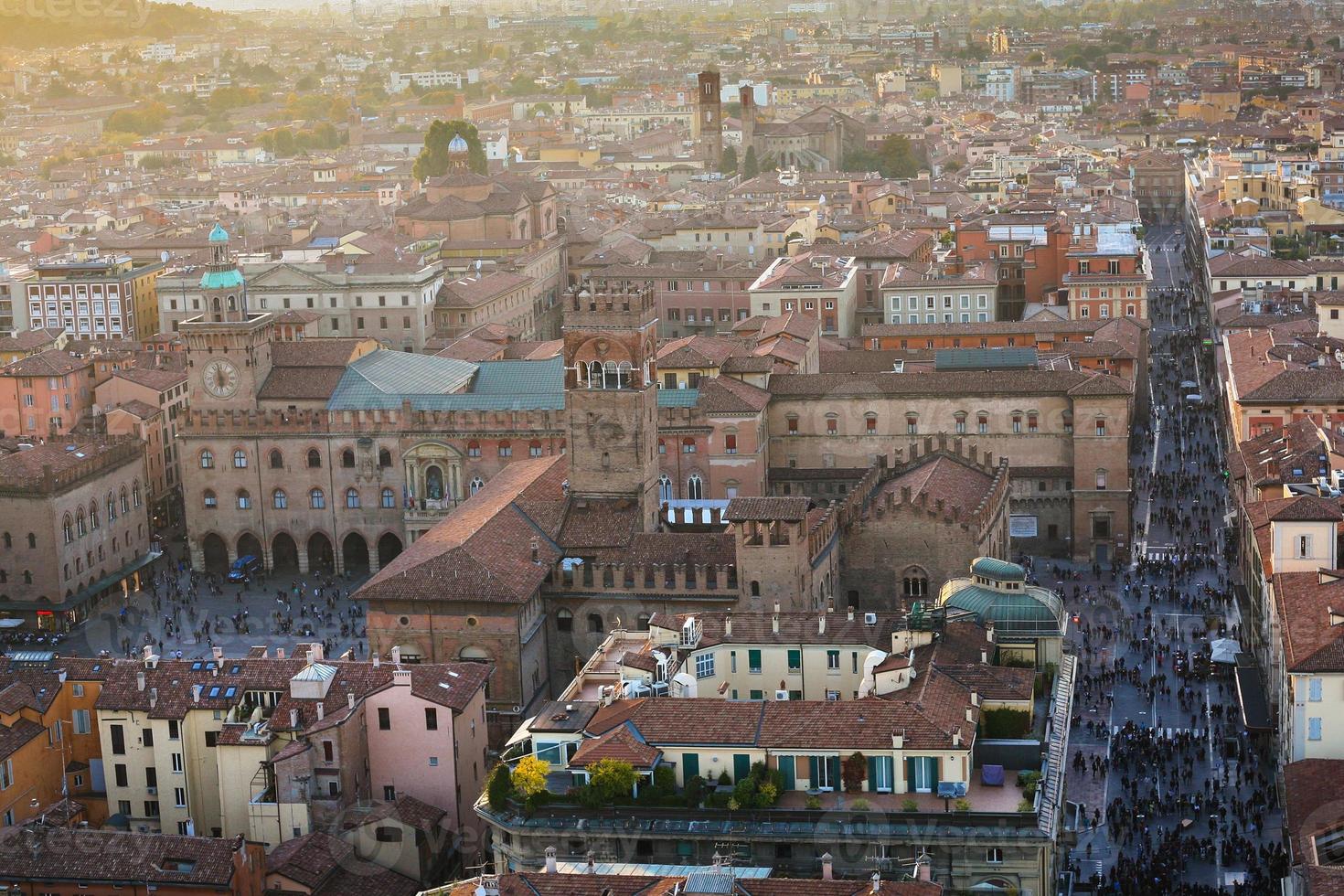 straat met mensen en piazza maggiore in bologna foto