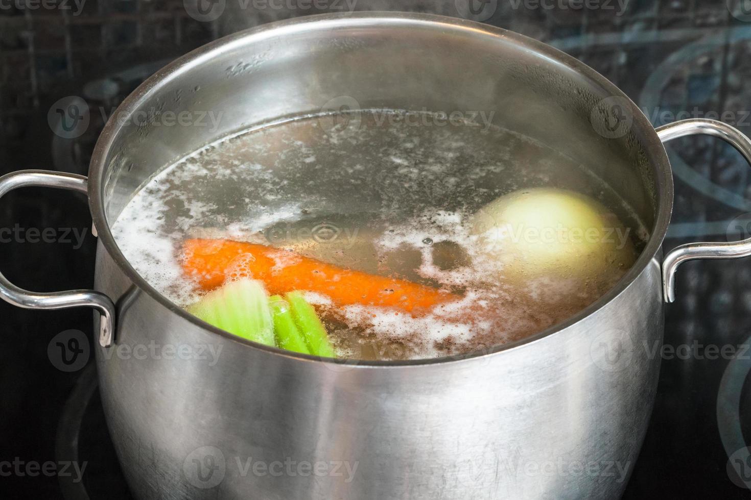 koken vlees bouillon in staal soeppan foto