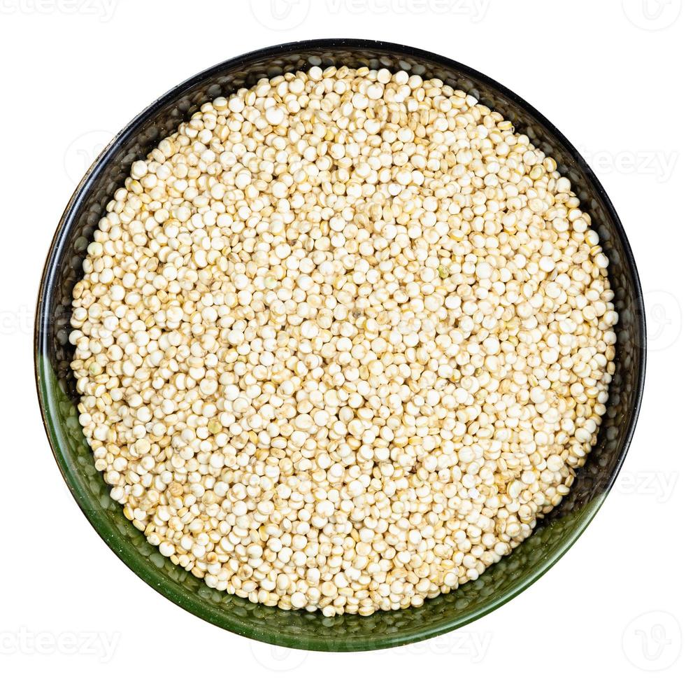 top visie van quinoa granen in ronde kom geïsoleerd foto