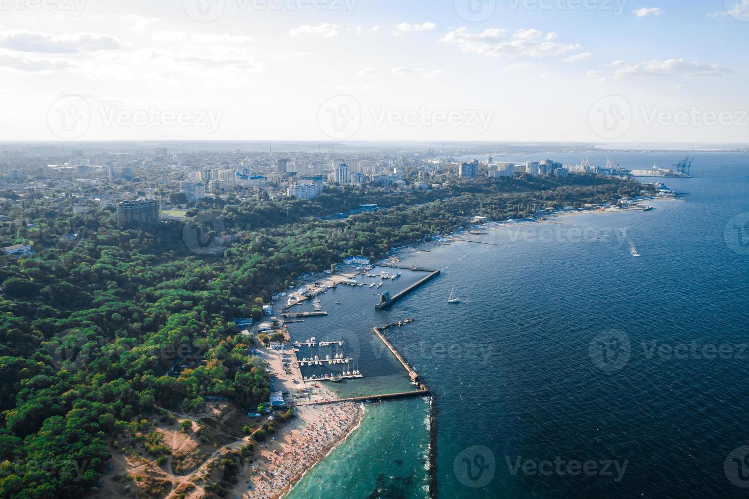 panoramisch antenne visie van de stad, de baai met boten en jachten foto