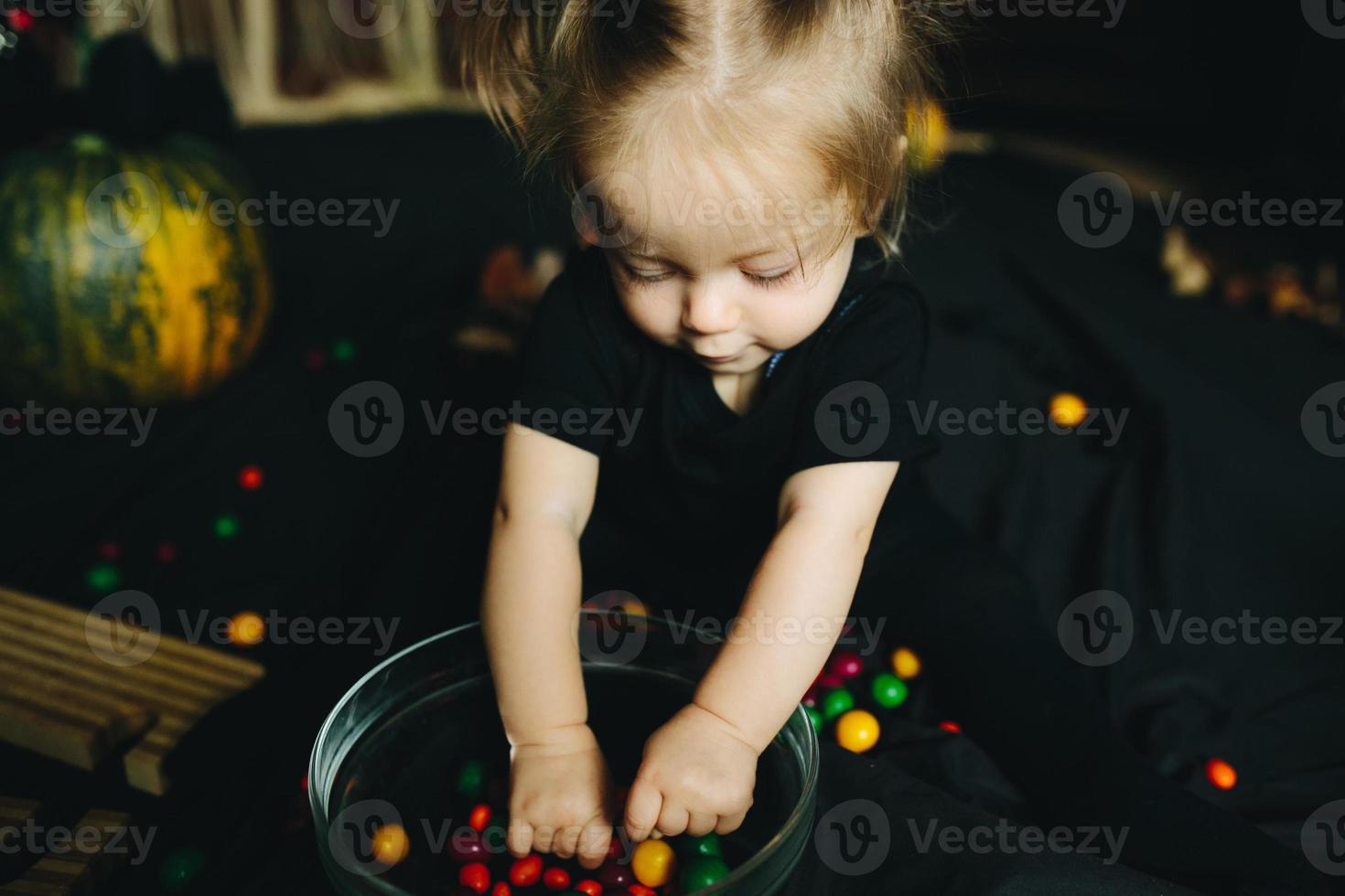 weinig meisje spelen in een heks foto