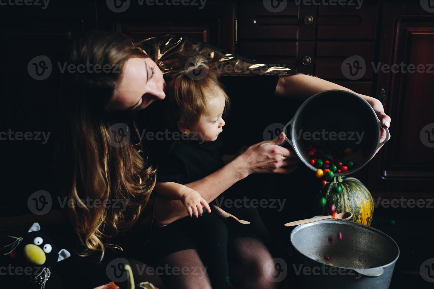 moeder en dochter spelen samen Bij huis foto