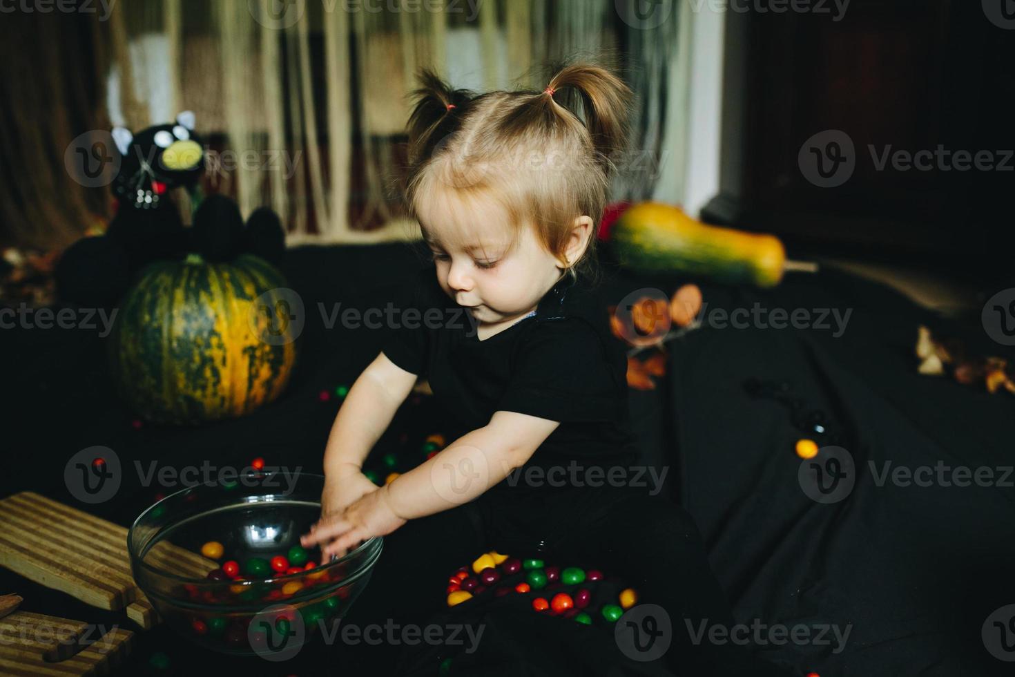 weinig meisje spelen in een heks foto