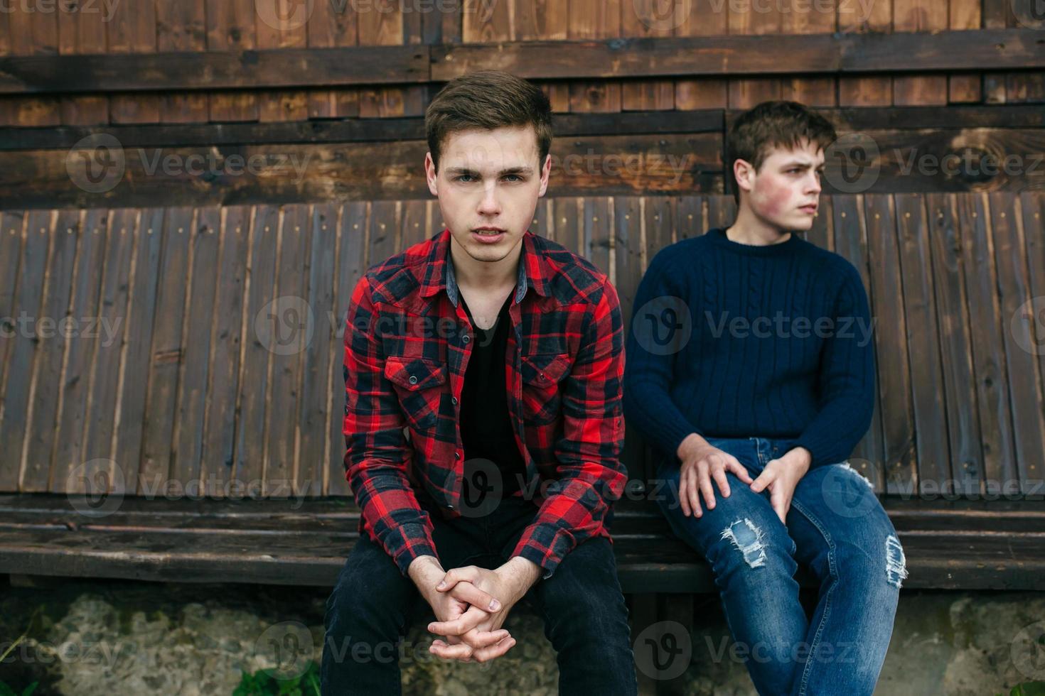 twee mannen zittend Aan een houten bank foto