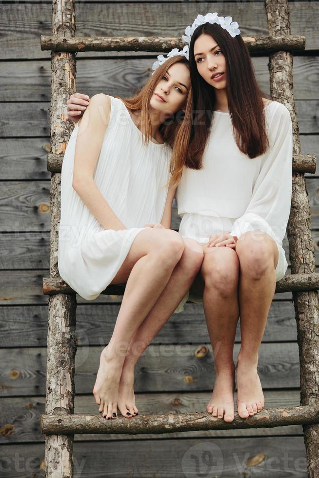 lief meisjes Aan een ladder foto