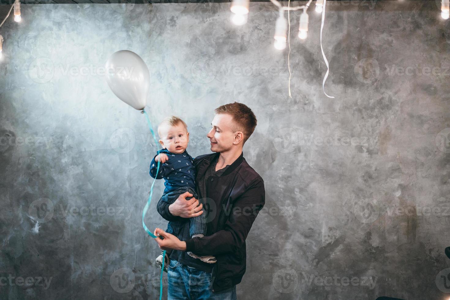 vader is Holding zijn weinig zoon in zijn armen foto