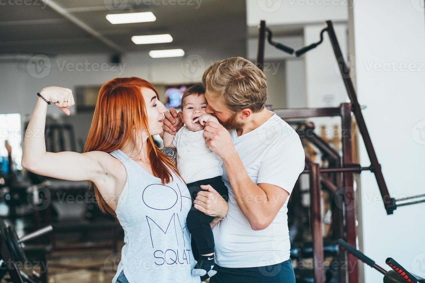 jong familie met weinig jongen in de Sportschool foto