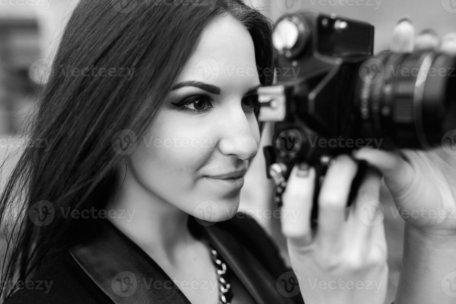 mooi vrouw fotograaf poseren met camera foto