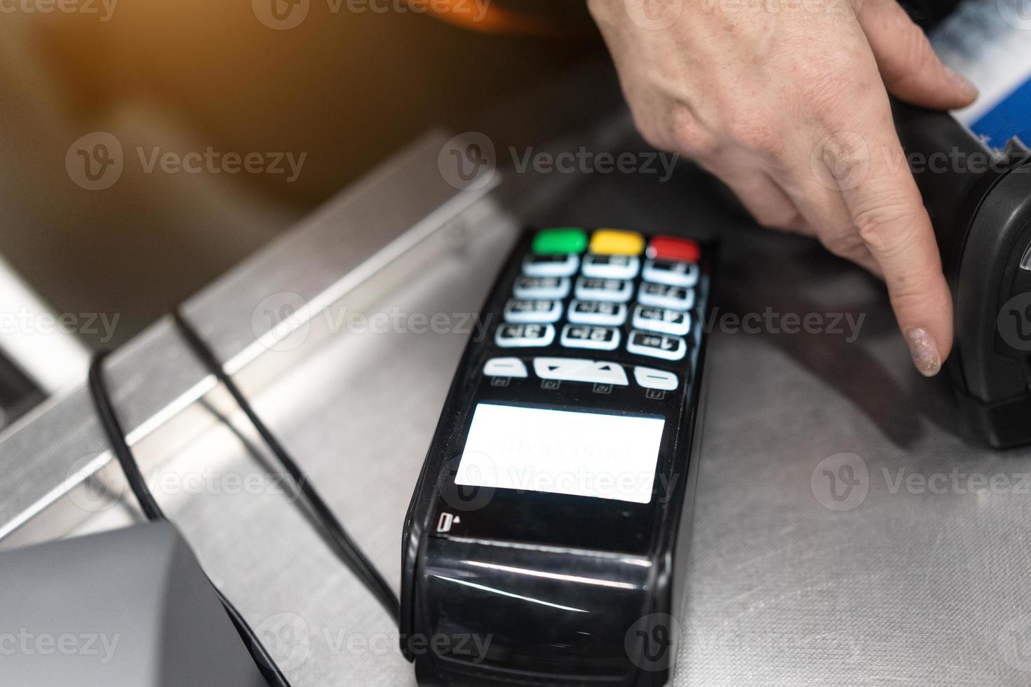 pos terminal in de winkel. klaar voor werk foto