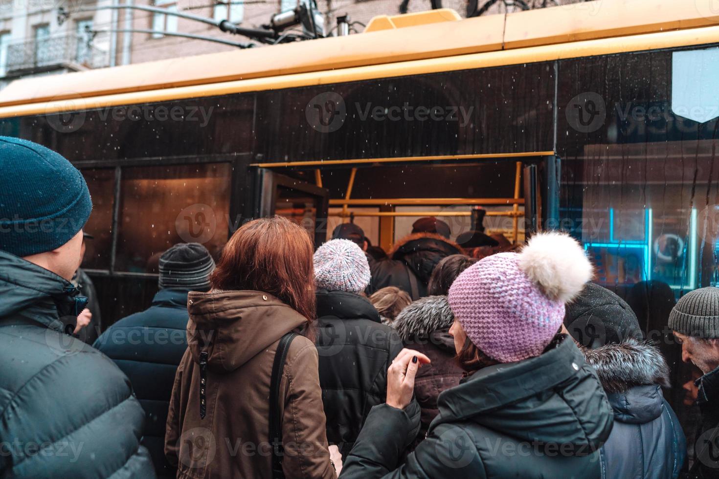 veel niet geïdentificeerd mensen zijn aan het wachten voor stad vervoer Bij de bus hou op foto