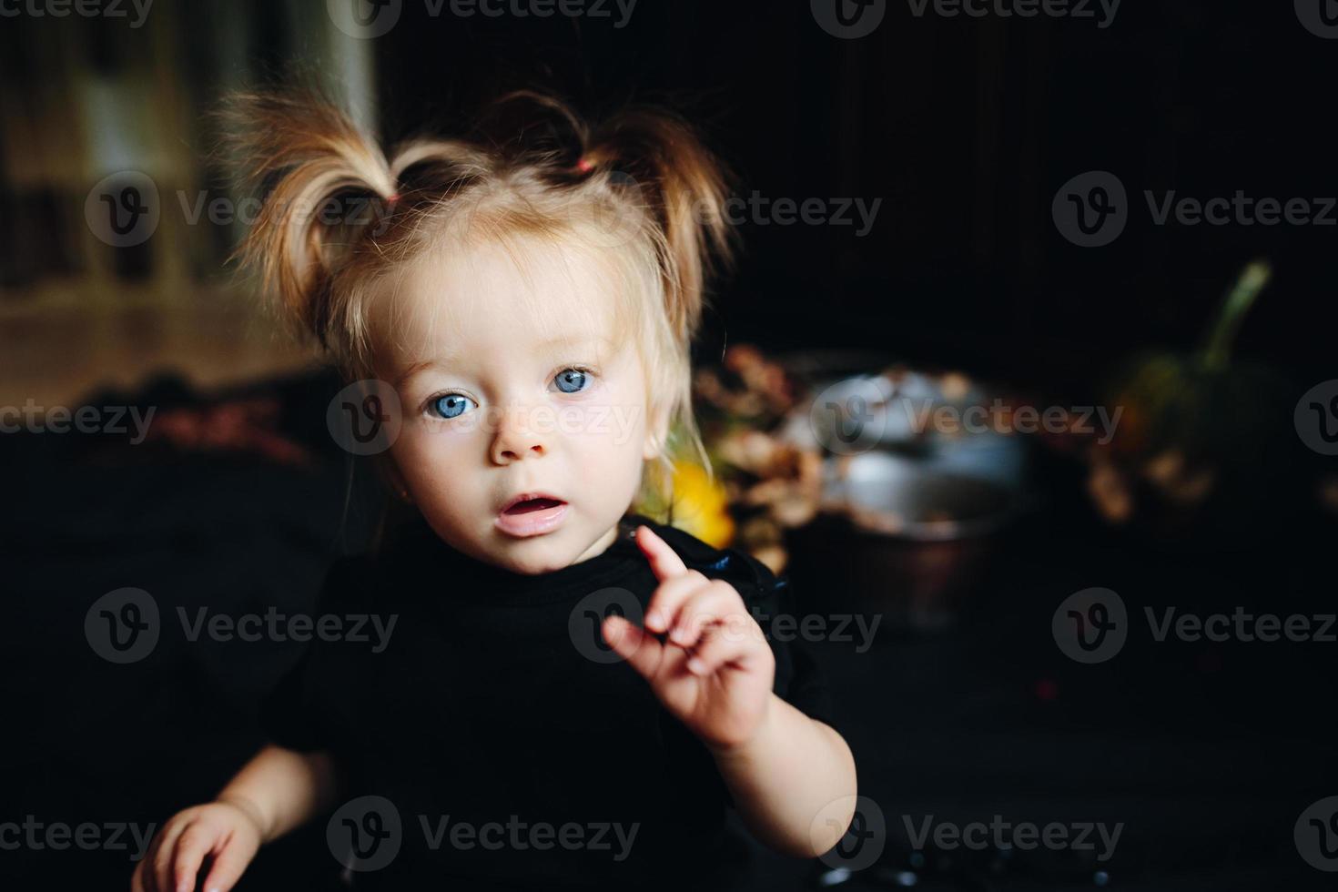 weinig meisje spelen in een heks foto