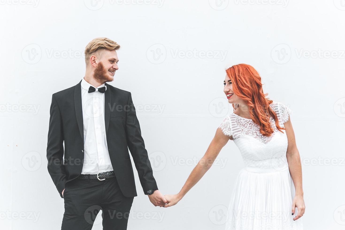 bruiloft paar Aan een achtergrond van witte muur foto