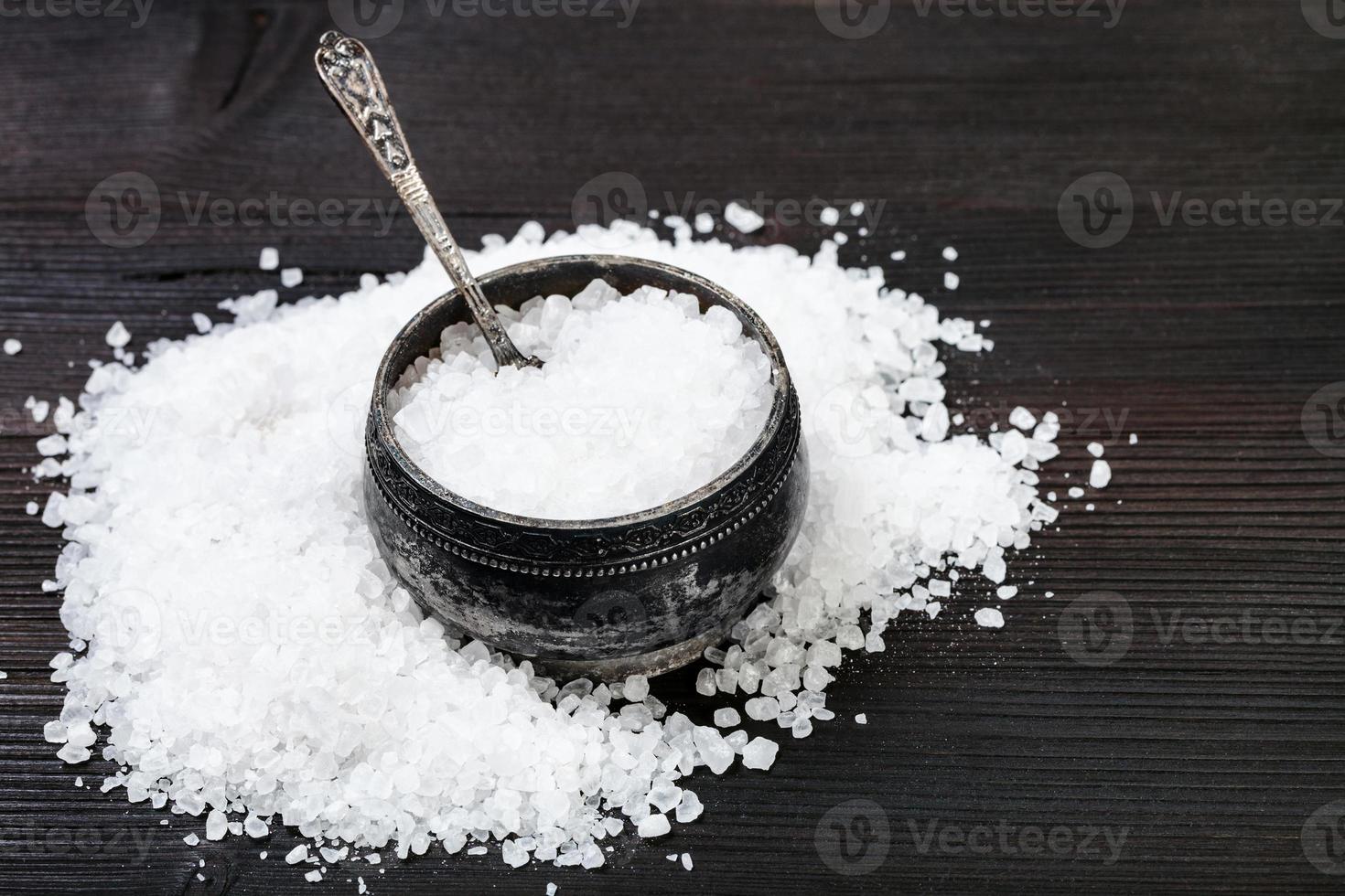 zilver zout kelder met grof zee zout Aan tafel foto