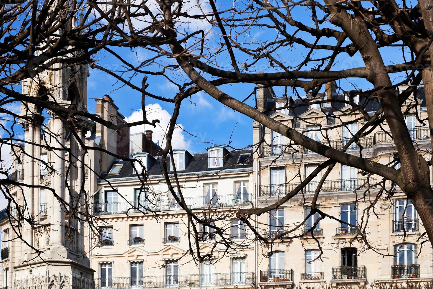 Parijs gebouw in zonnig herfst dag foto