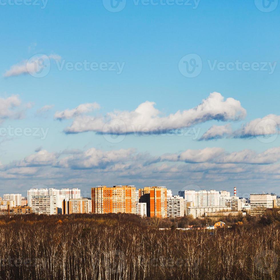 herfst stedelijk landschap met naakt bomen foto