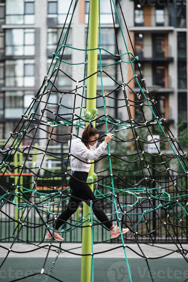 jong vrouw hebben pret Aan de touw piramide foto